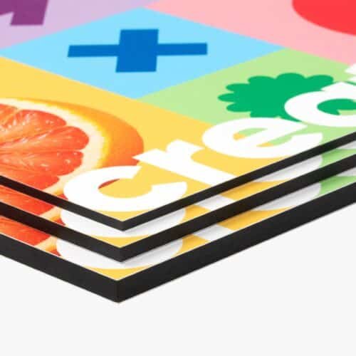 Dibond® plaatmateriaal bedrukken is een slimme keuze voor wie een sterke, lichte en duurzame oplossing zoekt met een professionele uitstraling.