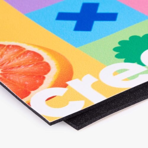 Vloervinyl bedrukken is een slimme keuze voor tijdelijke toepassingen zoals beurzen, showrooms en winkels: het is antislip, waterafstotend, brandvertragend en