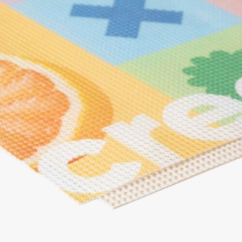 Meshdoek bedrukken is een slimme keuze voor wie een licht, stevig en winddoorlatend doek zoekt voor opvallende buitenreclame. Dankzij de