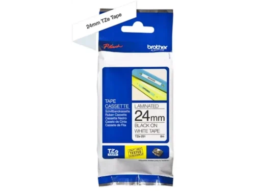 De Brother TZE-251 is een duurzame TZe-labeltape met zwarte opdruk op witte achtergrond, ideaal voor scherpe en professionele labels. Met