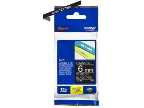 De Brother TZE315 is een duurzame TZe-tape van 6 mm breed met witte opdruk op zwarte achtergrond, ideaal voor strakke