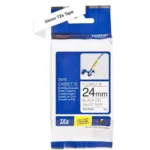 De Brother TZE-FX251 is een duurzame labeltape van 2,4 cm breed met zwarte tekst op witte achtergrond, ideaal voor strakke