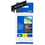 Brother TZE365 is een duurzame TZe-tape met een breedte van 3,6 cm en een lengte van 8 meter, geschikt voor