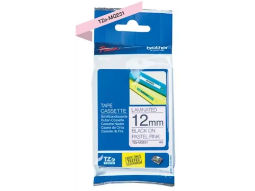 De Brother TZEMQE31 is een doorlopend TZe-label met zwarte tekst op een roze achtergrond, ideaal voor duidelijke en opvallende etiketten.